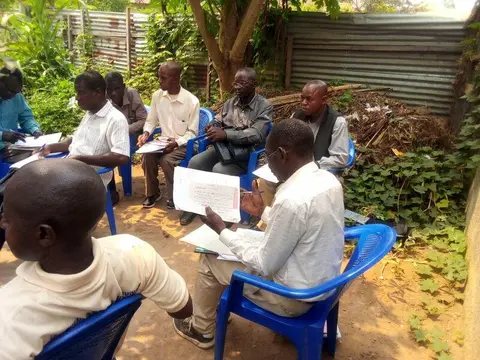 En pleine lecture de la bible en langue Zimba