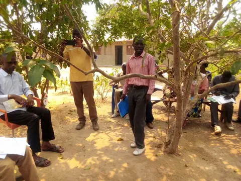Photo prise lors de la formation des disciples, en pleine lecture biblique en langue Zimba