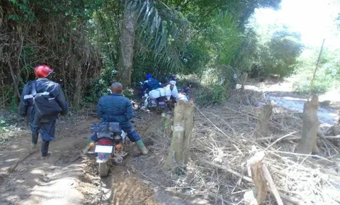 Etat de route qui mène vers les différents villages Zimba pour la formation 