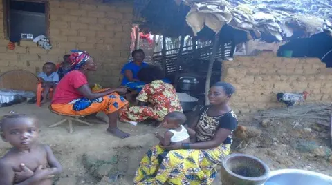 Des Dames en plein ménage au village