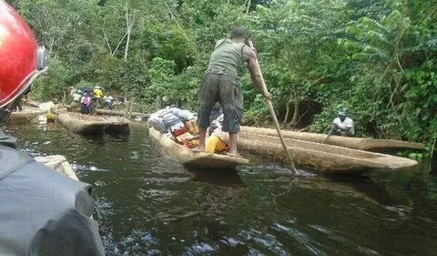La traversé de la rivière BOLALE, en route pour les différentes formations et ateliers bibliques