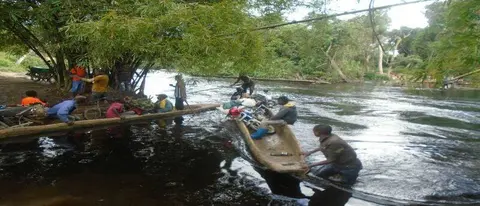 La traversé de la rivière BOLALE, en route pour les différentes formations et ateliers bibliques