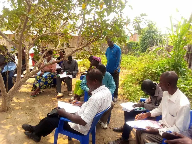 En pleine lecture de la bible en langue Zimba