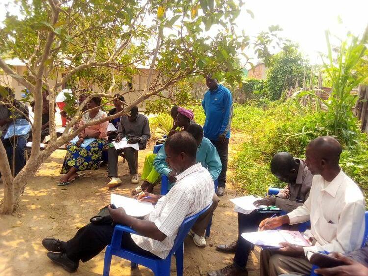 En pleine lecture de la bible en langue Zimba En pleine lecture de la bible en langue Zimba